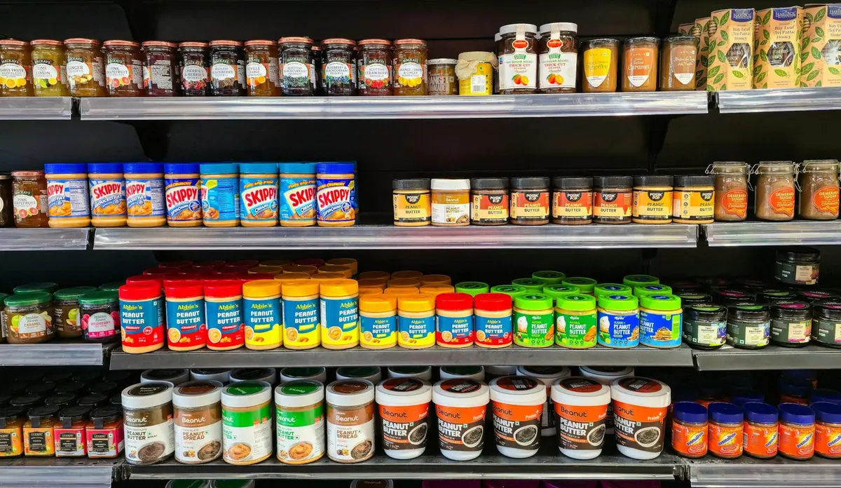 Gôndola organizada com produtos embalados