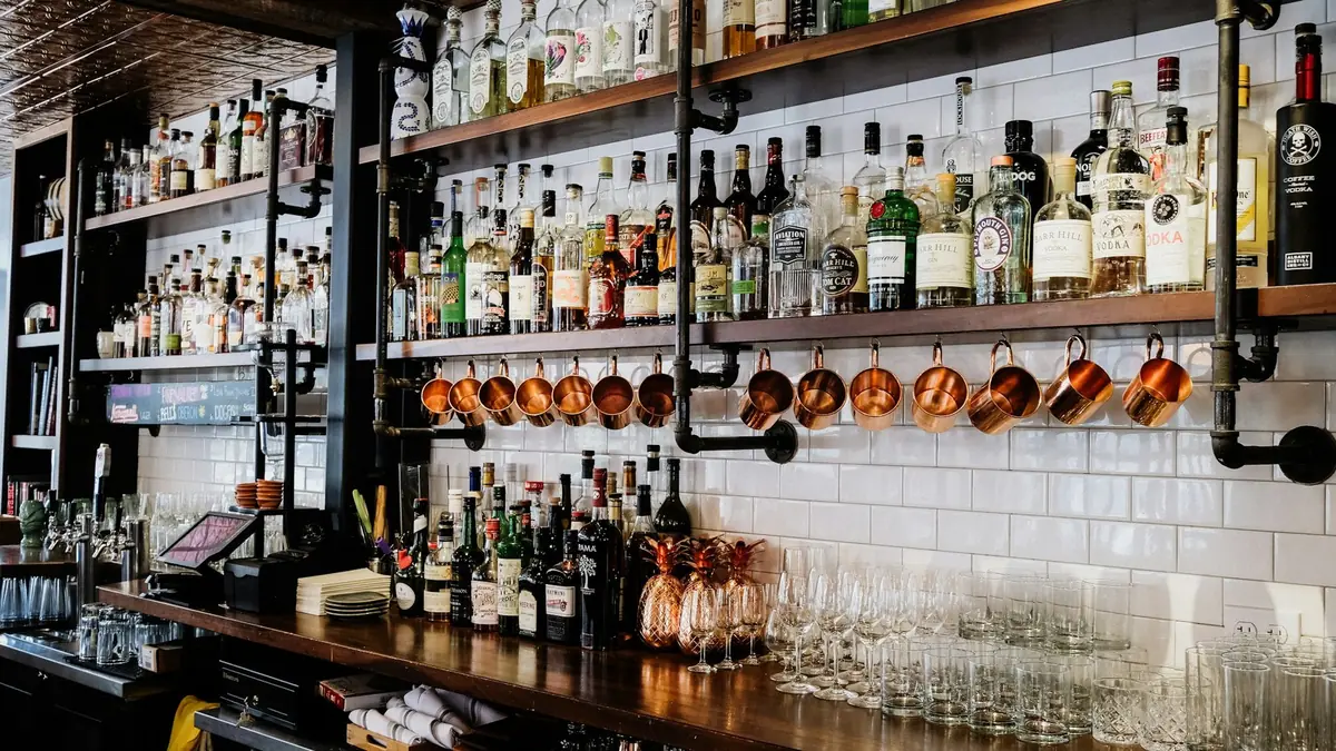 Balcão de bar com bebidas e taças