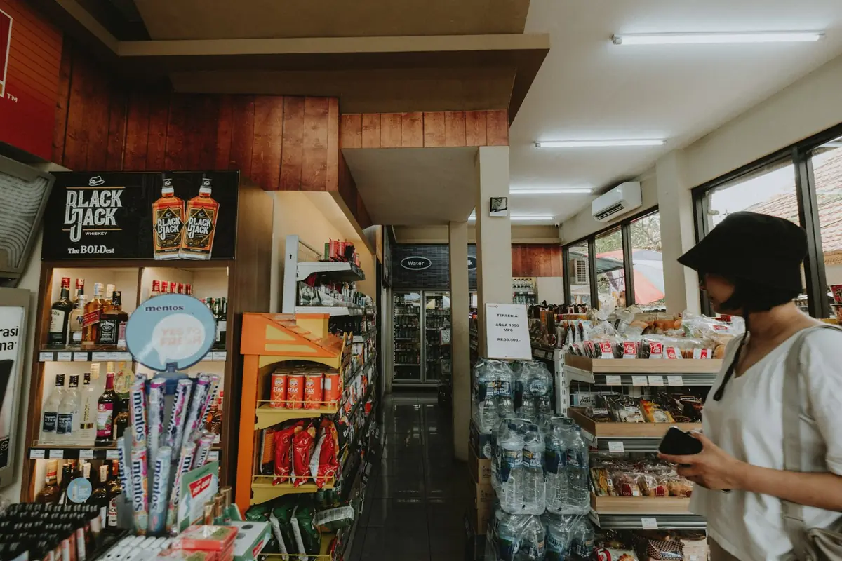 Pequena loja de conveniência com produtos embalados
