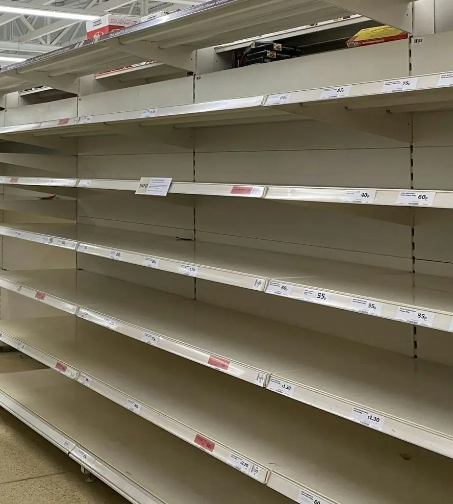 Gôndola de supermercado com prateleiras vazias
