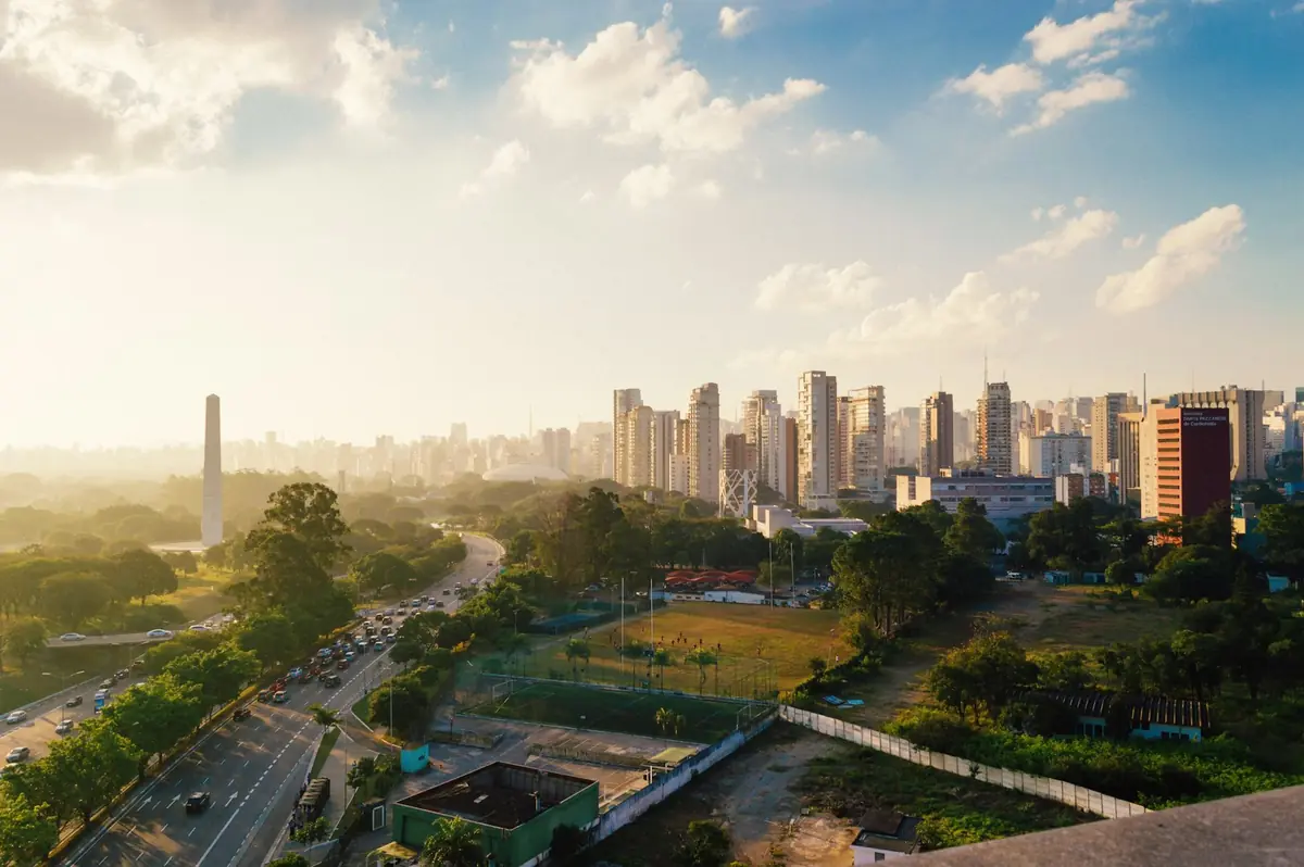 Skyline de uma cidade ensolarada