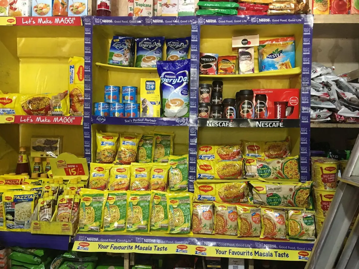 Vitrine de pequena loja com produtos embalados
